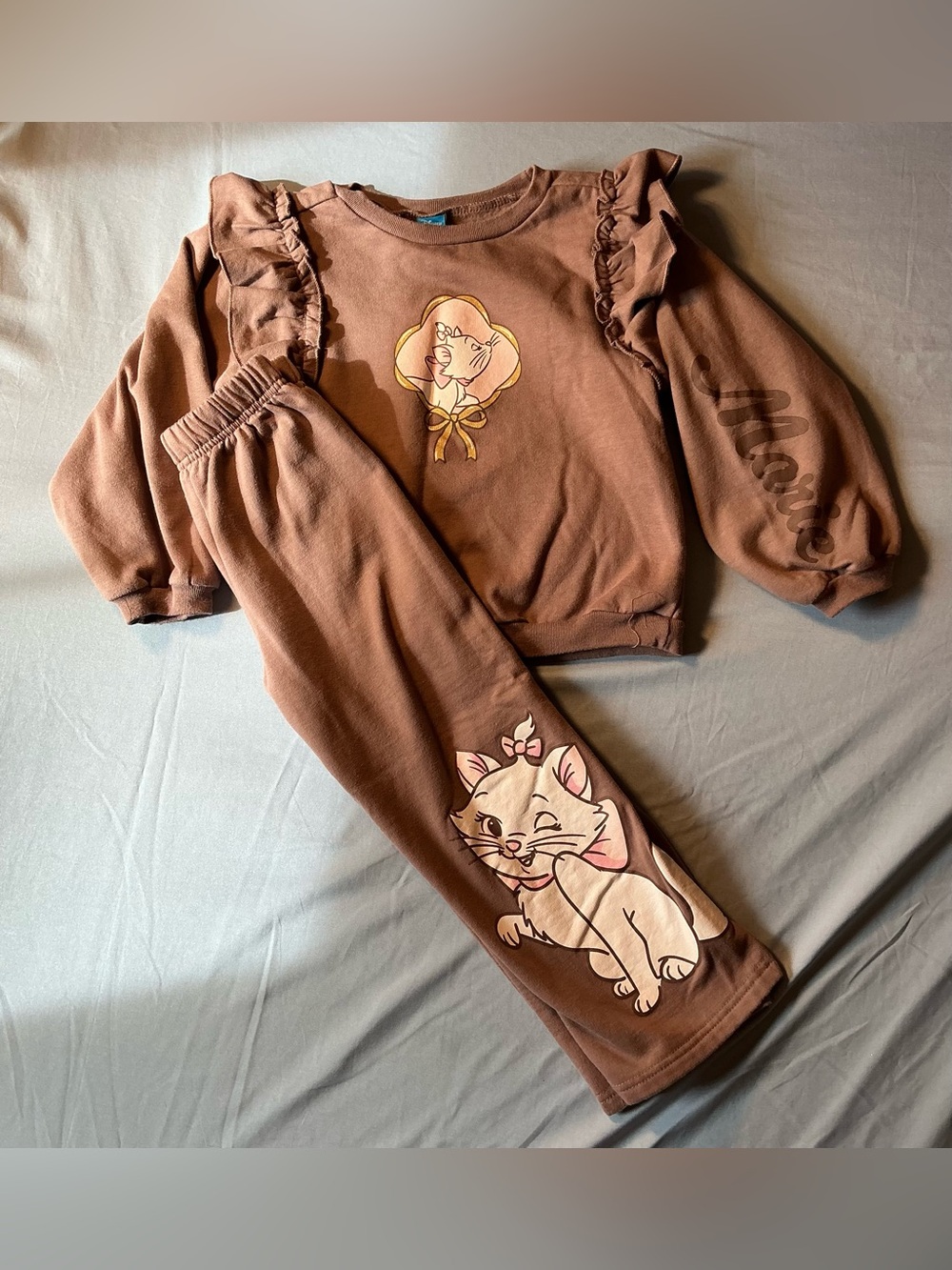 Disney Girls Brown Ruffle Sleeve Pajama Set with Cat Print